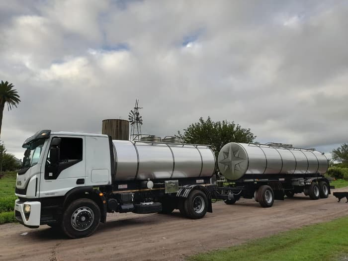 Camión Iveco con tanque y acoplado