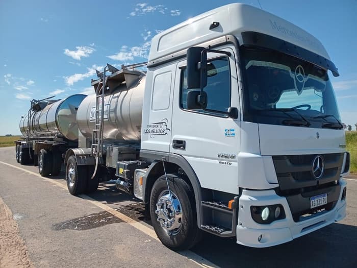 Camión Mercedes-Benz con tanque y acoplado