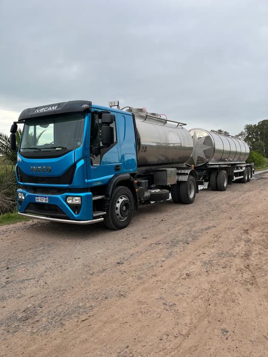 Camión Iveco azul con equipo tanque