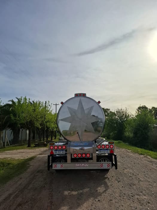 Semirremolque tanque en camino rural