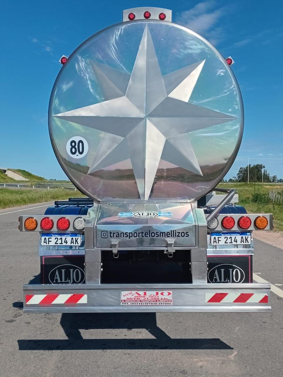 Vista trasera de un tanque Aljo con la estrella grabada en el casquete